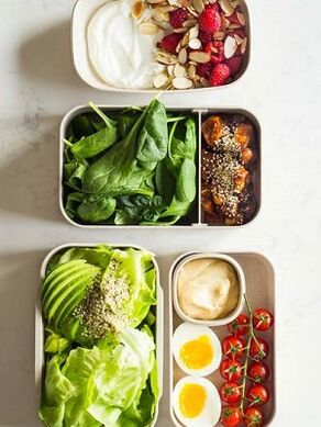 သင်ဘာလုပ်နိုင်သည်နှင့် Keto Diet တွင်မစားနိုင်ပါ